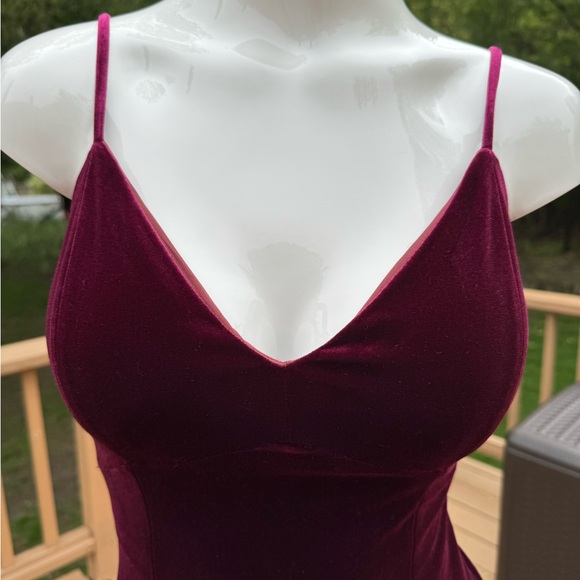 Yolanda Baraschi Elegant Burgundy Velvet Spaghetti Strap Dress size 0 - Picture 3 of 15